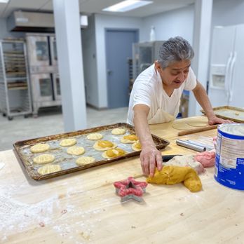 Panaderia el Chuy - Owner Chuy - Bakeries Near Me - Muscatine, Iowa