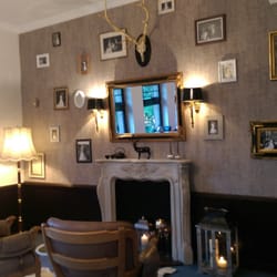 Haus Elfriedenhöhe - Das Kaminzimmer mit Bildern aus vielen Jahren Tradition