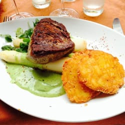 Restaurant Häuserl im Wald - Filetsteak vom Weizer Almo Rind mit hausgemachten Rösti, Spargel und Bärlauch-Hollandaise (kleine Portion) - köstlich!