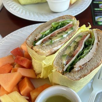 D’Todo Natural - My usual:Chicken breast sandwich on white bread sin cebolla con fruta  Husbands usual:Chicken breast sandwich on trigo con fruta - Juice Bars & Smoothies Near Me - Bell, California