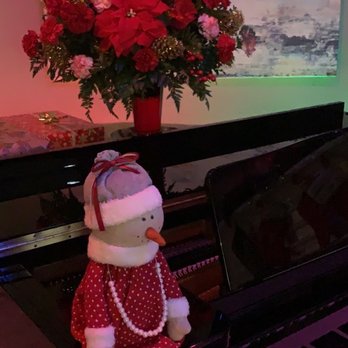 Reyna's Florist - Christmas arrangement 2019. - Florists Near Me - Houston, Texas Reyna's Florist - Christmas arrangement 2019. - Florists Near Me - Houston, Texas
