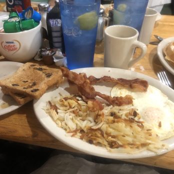 Blueberry Hill Pancake House - 2Eggs, Hash Browns, Bacon and raisin toast. - American Near Me - Indianapolis, Indiana