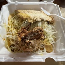 La Perla Restaurant - Este se supone que es un pollo con tajadas, el repollo que debe ser un curtido está crudo y eso ni siquiera trae salsa pésimo servicio