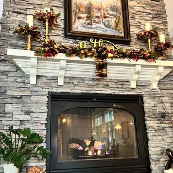 Stone Hill Inn - Grand two sided fireplace in the lobby. - Hotels Near Me - Stowe, Vermont Stone Hill Inn - Grand two sided fireplace in the lobby. - Hotels Near Me - Stowe, Vermont