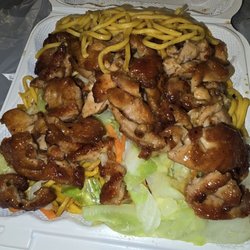 Chicken hibachi entree with noodles and veggies