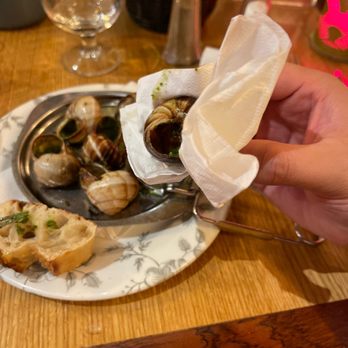 Le Bistrot des Vosges - Easier to use napkins than the tongs for the escargot - Bistros Near Me - Paris, 75
