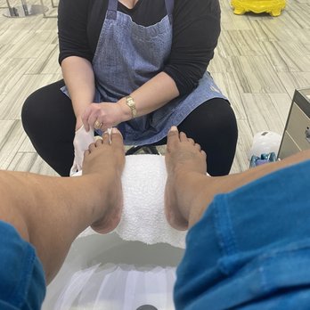 Laque Nail Bar - Poorly done pedicure. Look at my heels...and I told her twice. At this point I was just tired of breathing the chemicals while preggo. - Nail Salons Near Me - North Hollywood, California