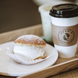 Dotori Bakery & Cafe - Vanilla donut