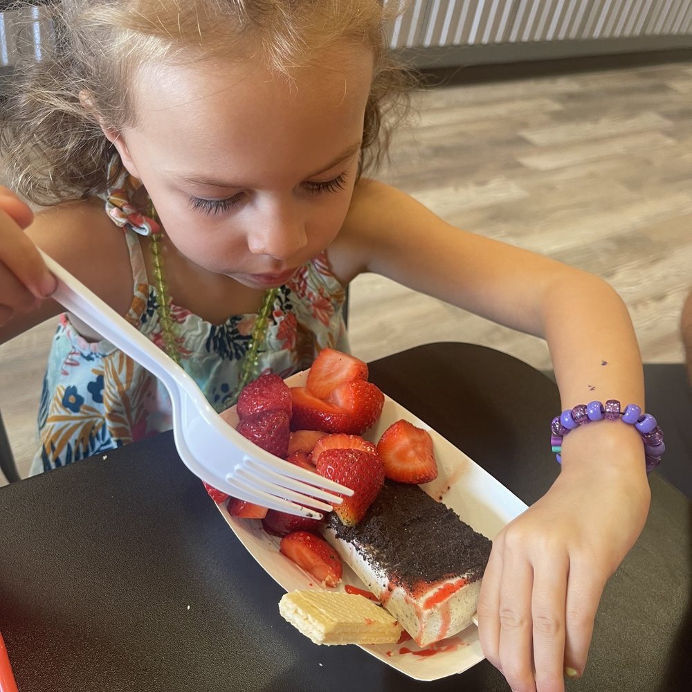The Paleta Bar Glendale - Cookies & cream paleta with strawberry syrup, Oreo, and fresh strawberries - Ice Cream & Frozen Yogurt Near Me - Glendale, Arizona The Paleta Bar Glendale - Cookies & cream paleta with strawberry syrup, Oreo, and fresh strawberries - Ice Cream & Frozen Yogurt Near Me - Glendale, Arizona