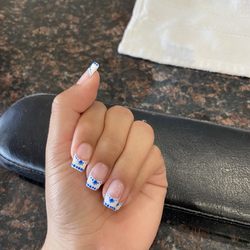 4 Seasons Nails & Spa - Clase azul nails!