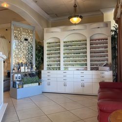 Royal Nails & Spa