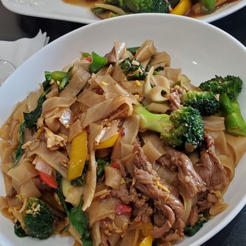 Thai Diner - Drunken Noodles and Fresh Basil Stir Fry - Thai Near Me - Lawrence, Kansas