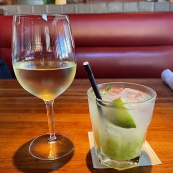 Hillstone - Glass of Rombauer Chardonnay and "The Crush" cocktail of Hillstone in San Francisco. - New American Near Me - San Francisco, California Hillstone - Glass of Rombauer Chardonnay and "The Crush" cocktail of Hillstone in San Francisco. - New American Near Me - San Francisco, California