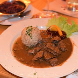 Gasthof Kreuz - Hirschgulasch mit Rotkraut 14,80€
