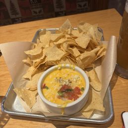 The obligatory queso & chips!