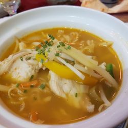 China-Wok-Schnellimbiß - Eine sehr schöne Nudelsuppe leicht scharf mit viel Inhalt