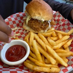 Pokey's Pinball Cafe - Chicken sandwich
