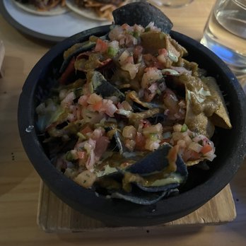 Lavelle - Nachos - happy hour - Lounges Near Me - Toronto, Ontario