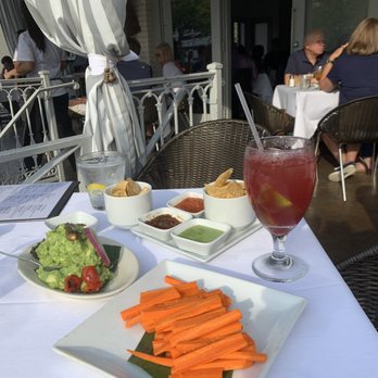Doce Mesas - Guacamole with side of chips and carrots - Mexican Near Me - Dallas, Texas Doce Mesas - Guacamole with side of chips and carrots - Mexican Near Me - Dallas, Texas