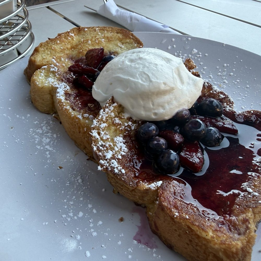 French toast with berries