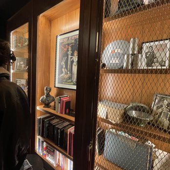 Chicago Magic Lounge - Inside the lounge - Magicians Near Me - Chicago, Illinois
