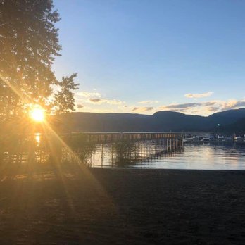 Blind Bay Resort - Shuswap beach at Blind Bay Resort - Hotels Near Me - Blind Bay, British Columbia