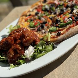The Sand Trap Bar & Grill - Combination personal Pizza a d 4 wings plate