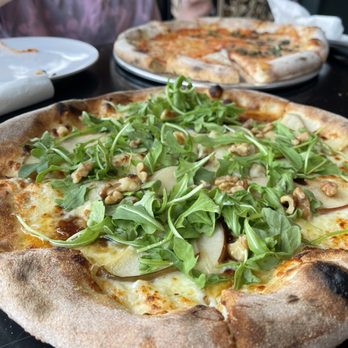 I Tre Mori - Pizza delicata (walnuts, mozzarella, pears, Gorgonzola, fig chutney) - Pizza Near Me - Indianapolis, Indiana