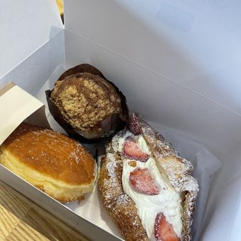 Tous Les Jours - Blueberry Muffin, Vanilla Cream Filled Doughnut, Strawberry Shortcake Croissant - Bakeries Near Me - Overland Park, Kansas Tous Les Jours - Blueberry Muffin, Vanilla Cream Filled Doughnut, Strawberry Shortcake Croissant - Bakeries Near Me - Overland Park, Kansas
