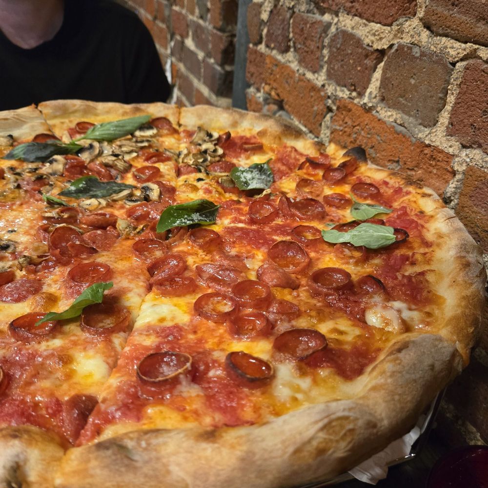 Oakwood Pizza Box - Pepperoni pizza - Pizza Near Me - Raleigh, North Carolina