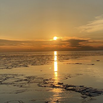 Fullerton Beach - 01/29/21 - 20 degrees Sunrise on the lake w/ice sheet forming - Beaches Near Me - Chicago, Illinois Fullerton Beach - 01/29/21 - 20 degrees Sunrise on the lake w/ice sheet forming - Beaches Near Me - Chicago, Illinois