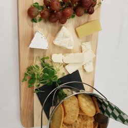 Québec Cheese Board La sauvagin | Caprano | Météorite | Cheddar à la bière noire | crackers | grapes