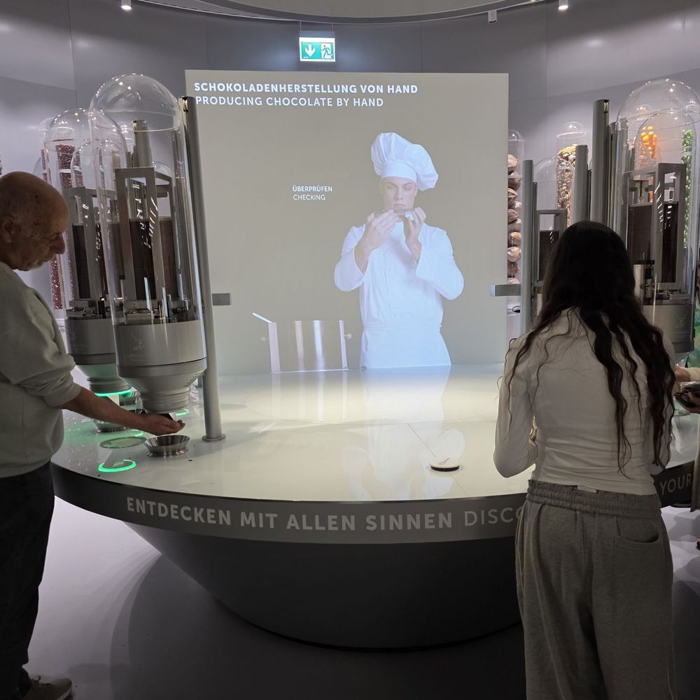 Lindt Factory Outlet - Automated chocolate square dispensers with various flavors - Chocolatiers & Shops Near Me - Kilchberg, ZH