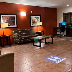 Holiday Inn Express & Suites Kingman - Lobby area (12/27/22)