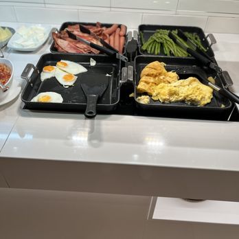 Hotel Musik Boutique - Fried eggs, scrambled eggs, potato tortilla, bacon, sausage, asparagus. - Hotels Near Me - Barcelona, B