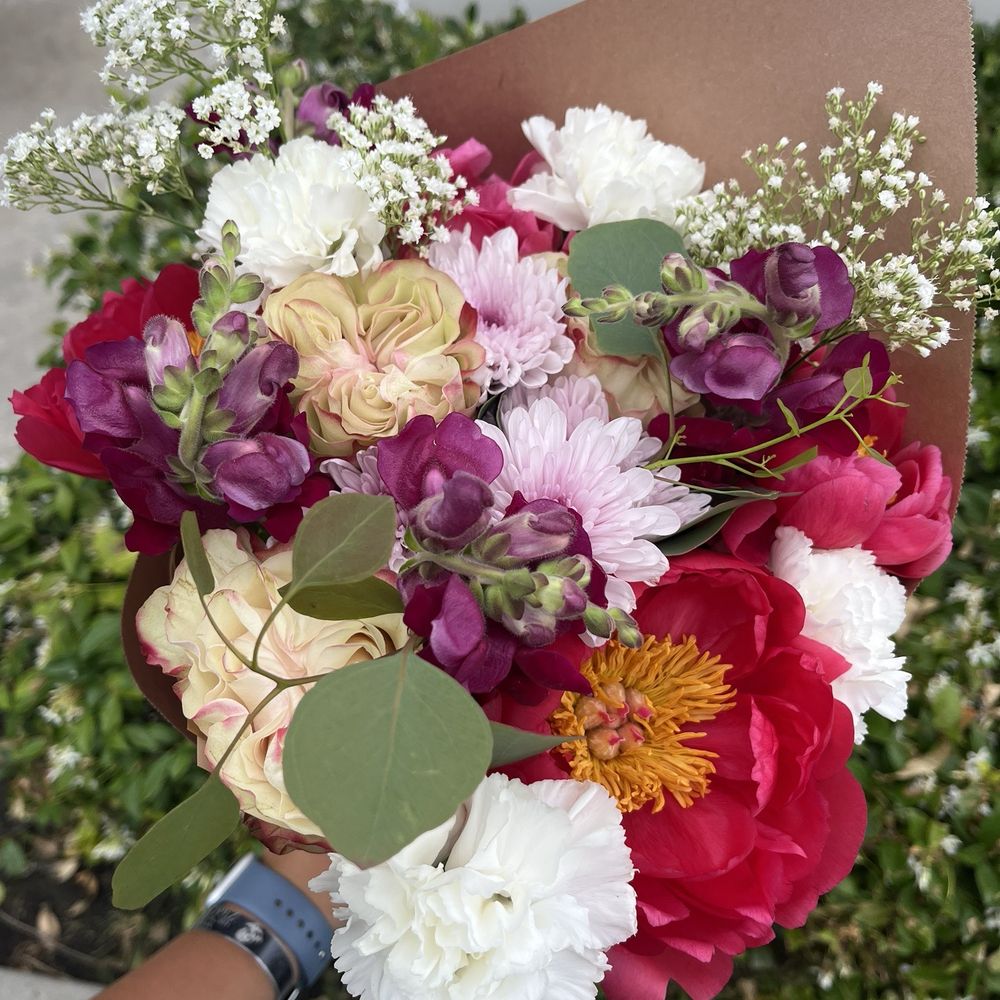 Sunland Flowers - custom flower bouquet - Florists Near Me - Anaheim, California Sunland Flowers - custom flower bouquet - Florists Near Me - Anaheim, California