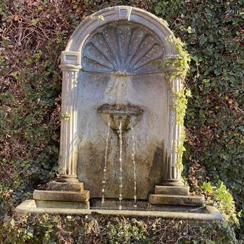 Moulin - Charming patio. - Bakeries Near Me - Newport Beach, California