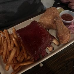 Smokin' Toad's BBQ - Ribs and fried chicken platter
