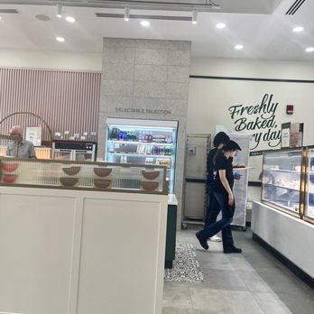 Tous Les Jours - Front cake counter - Bakeries Near Me - Pittsburgh, Pennsylvania