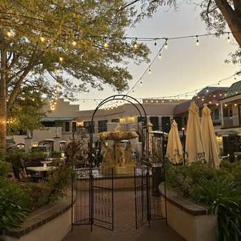 Toscana - Outdoor courtyard - Pizza Near Me - Solvang, California