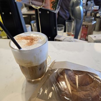 Anthos - Caffè freddo Caramel, brioche with dark chocolate and sugar pearls - Greek Near Me - Pittsburgh, Pennsylvania