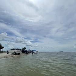 Causeway Islands Park - More vehicles parked on the beach