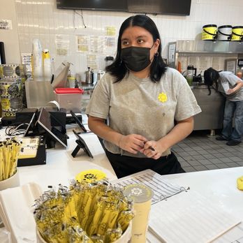 Sunright Tea Studio - Koreatown - Her refusing to make our drinks and kept us waiting there without letting us know - Bubble Tea Near Me - Los Angeles, California