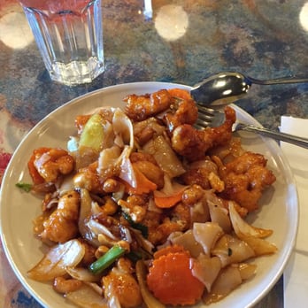 Pad Thai Restaurant - Looks okay, but see that glittering shine all over? Overloaded with sweet and sour sauce. Like condensed sugar syrup on a plate. - Thai Near Me - Fairfax, Virginia