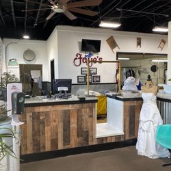 Faye's Laundry & Drycleaning - Entryway