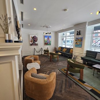 Le Meridien Indianapolis - Lovely seating areas in lobby - Hotels Near Me - Indianapolis, Indiana