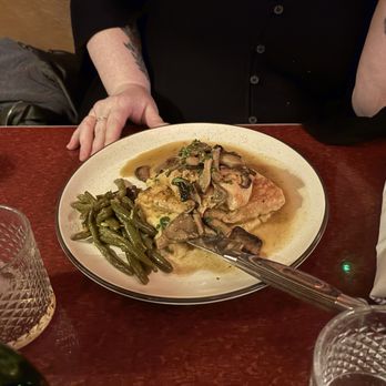 Bonge's Tavern - Chicken Marsala with green beans - New American Near Me - Perkinsville, Indiana