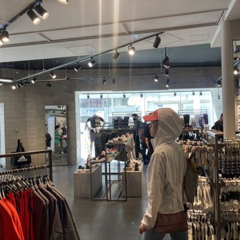 アディダス ブランドコアストア 原宿 - Updated November 2025 - 12