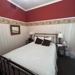 Centrella Hotel - A queen bedroom