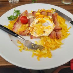 Restaurant Le Lötschberg - Rösti mit Speck und Spiegleeier